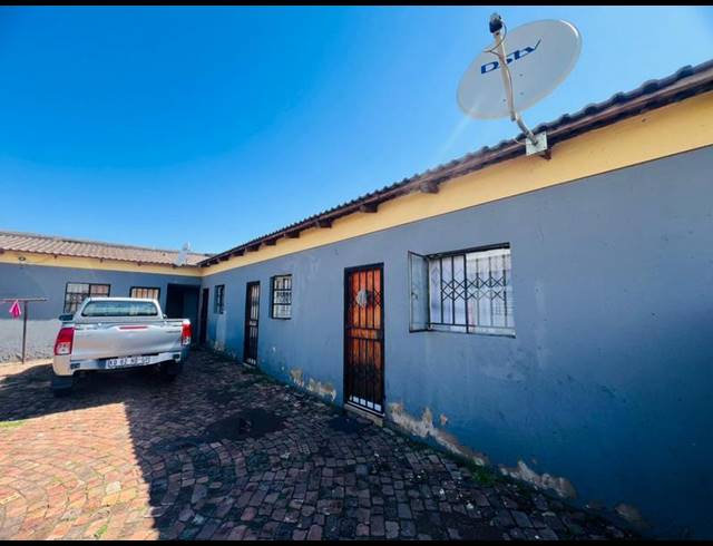 9 BEDROOM HOUSE FOR SALE IN LEACHVILLE EXT 3